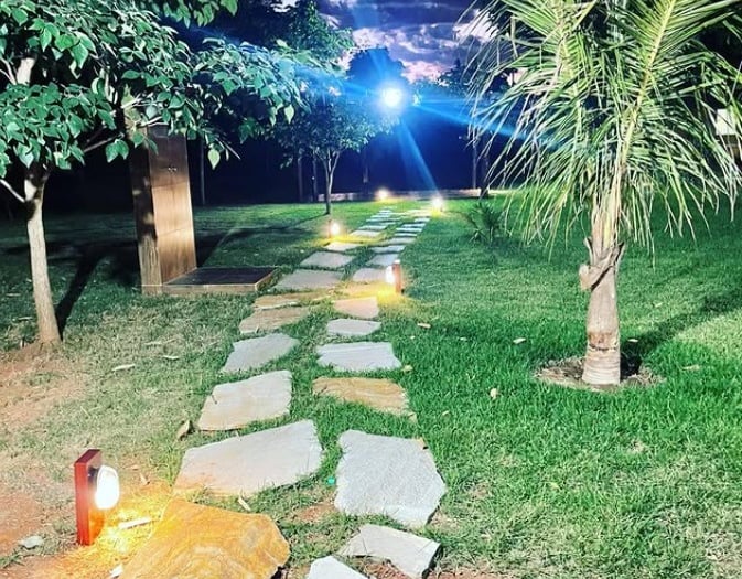 pedra carranca lajão verde assentada no chão com grama fácil rústico elegante antiderrapante barato