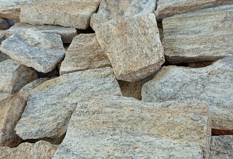 pedra madeira caco amarela no palete direto da pedreiro jazida própria. parede interna e externa. 