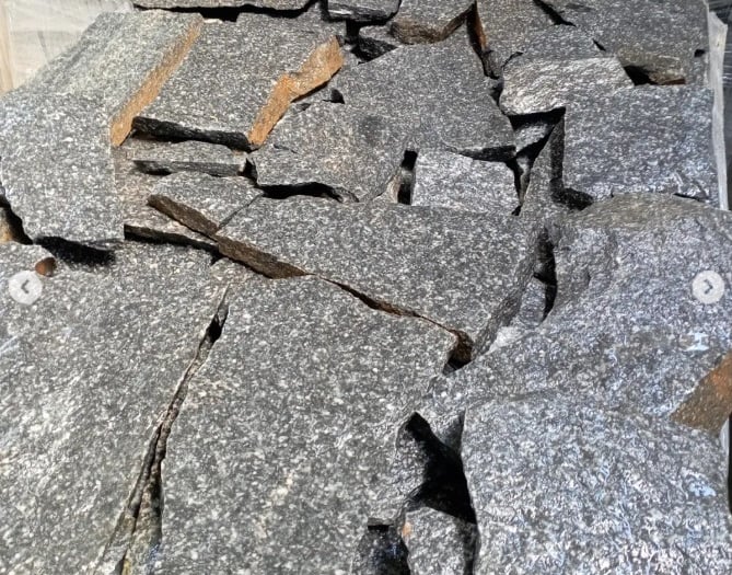 pedra miracema caco cinza no palete direto da pedreira jazida própria melhor preço. rústico elegante