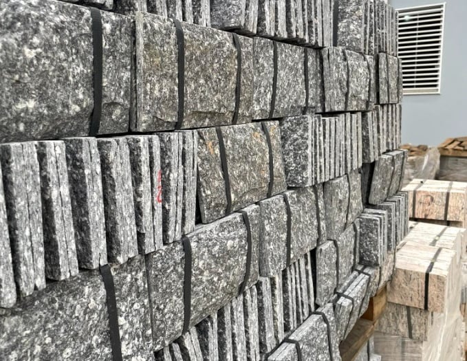 pedra miracema serrada cinza 11,5x23 no palete direto da pedreira jazida própria melhor preço. piso