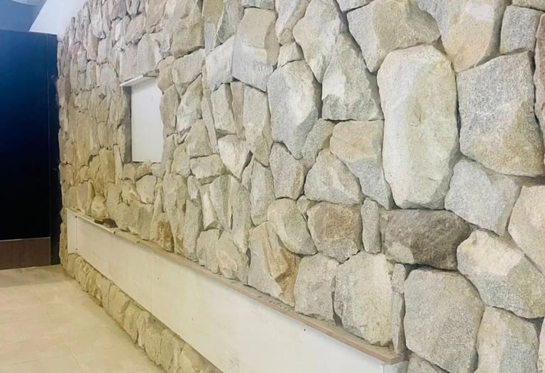 pedra moledo caco almofadada instalada na parede interna e externa, acabamento alto padrão lindo