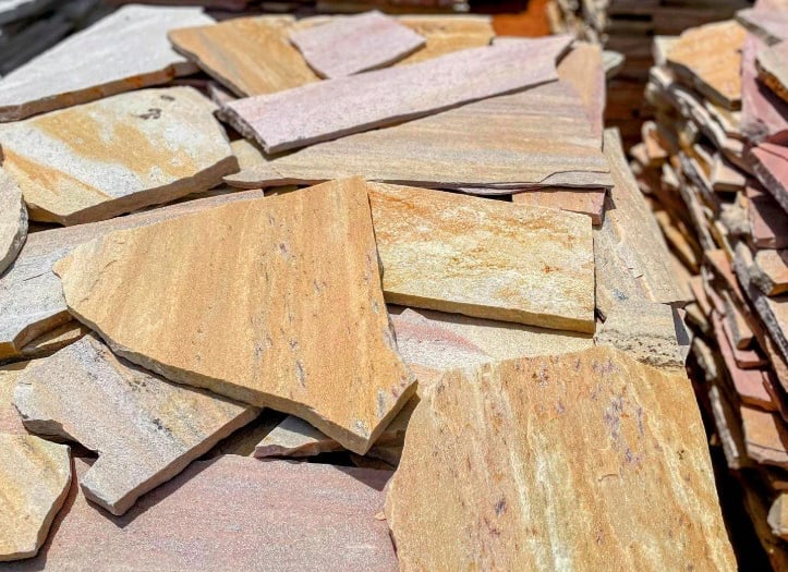 pedra são tomé caco amarelo palete direto da pedreira. caco antiderrapante piso área piscina externa