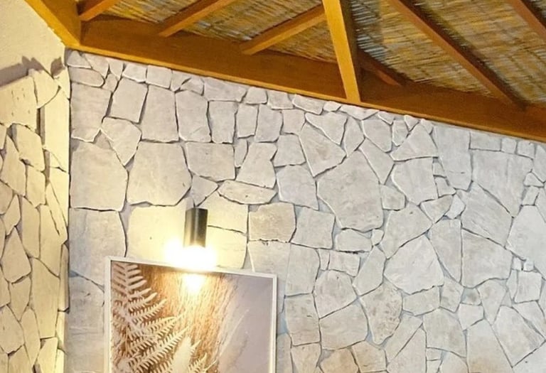 pedra são tomé caco branco instalado na parede. material irregular rústico elegante, casas chique