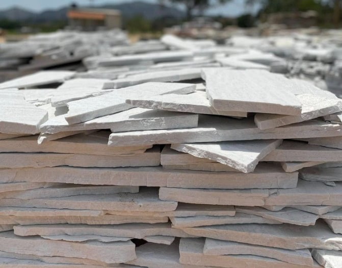 pedra são tomé caco branco direto da pedreira jazida própria no palet. caco rústico área externa