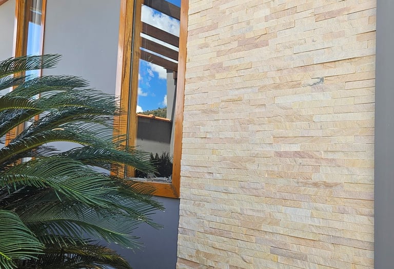 pedra são tomé filete amarelo instalado em parede interna externa, parede elegante fácil instalação