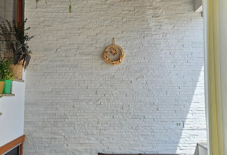 pedra são tomé filete branco instalado em parede interna externa, parede elegante fácil instalação