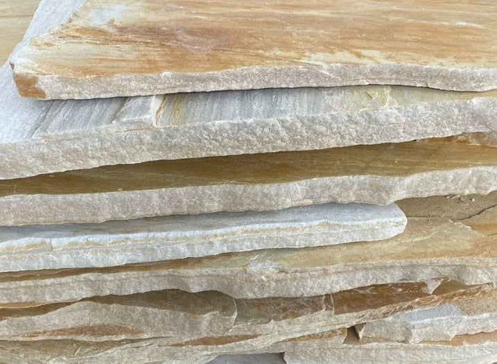pedra são tomé lajão amarelo no palete direto da pedreira jazida. material rústico área externa