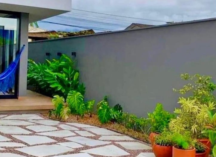 pedra são tomé lajão branco rústico assentado em área externa sem rejunte, elegante, fácil instalar