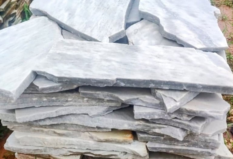 pedra são tomé lajão branco no palete direto da pedreira, jazida própria. rústico área externa fácil