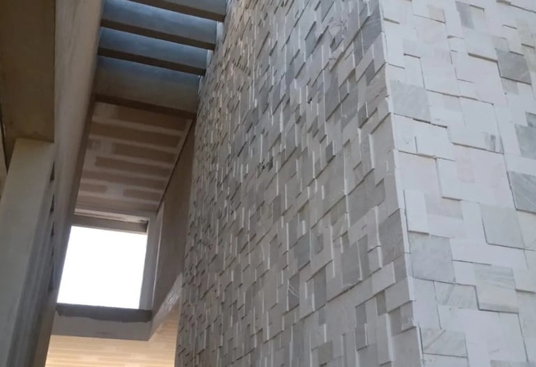 pedra são tomé mosaico branco instalado em fachada interno e externo, fácil instalação. resistente