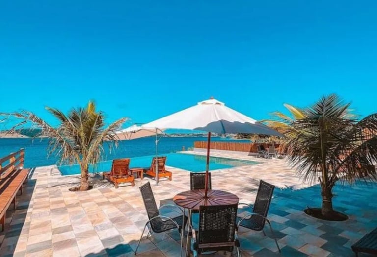 pedra são tomé amarela serrada assentada no chão área externa piscina antiderrapante e não esquenta