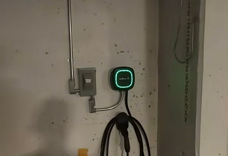 Borne de recharge pour véhicule électrique en condo ou multilogement.