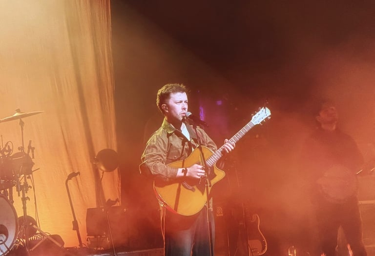 Kingfishr Bring a Loud, Emotional Set to London