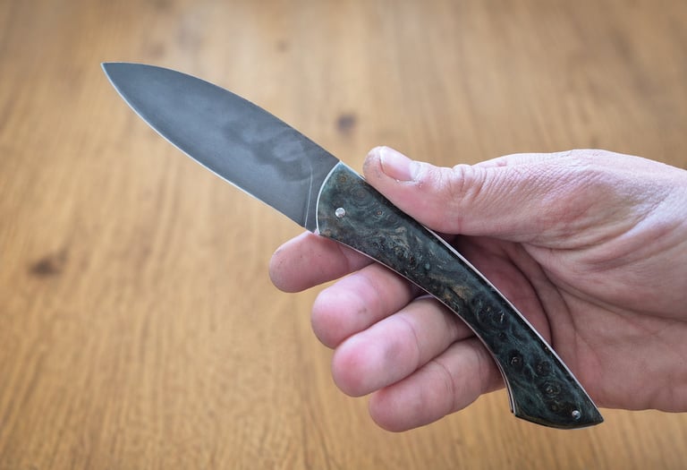 L’Élégant, couteau pliant à cran forcé avec manche bleu stabilisé.