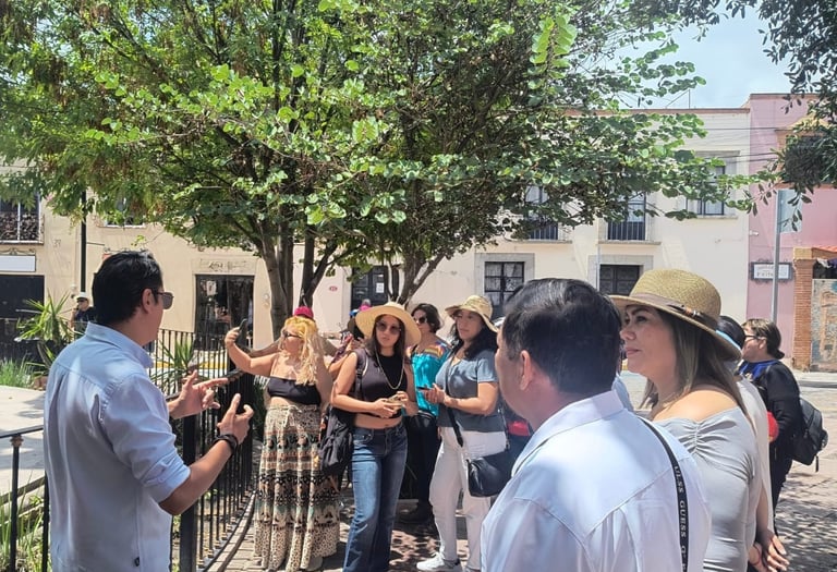 Guía turístico dando información en un punto de interés en Tequisquiapan