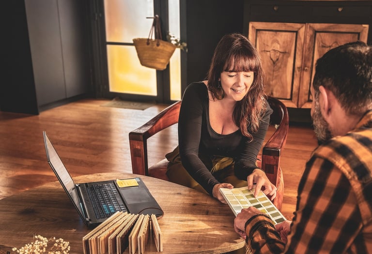 Cindy Chédemail architecte d'intérieur avec un client en rdv