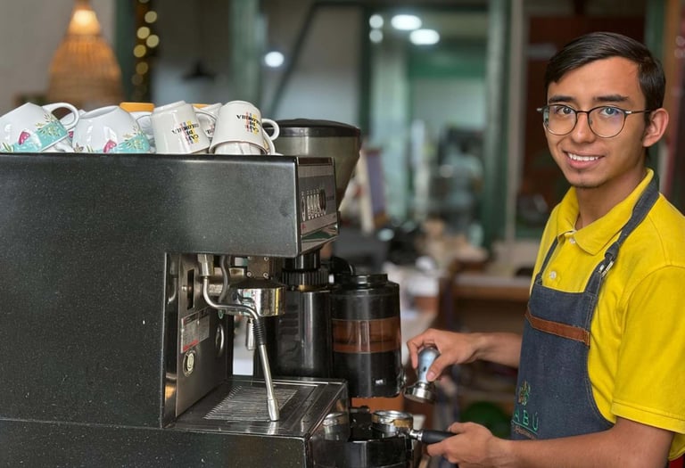 Nuestro varista preparando un Café de Origen en Kabú Café Restaurante Calarcá Quindío