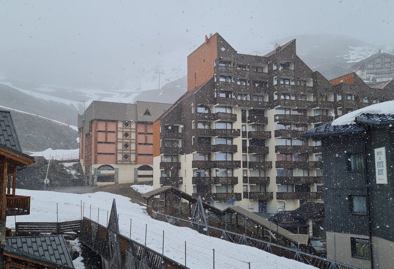 Walkable resort center in Val Thorens near shops, parking access and ski facilities
