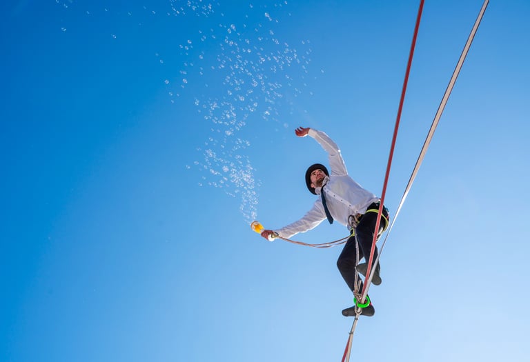 Antonin fait le show lors de la prestation de highline pour la station de Passy Plaine Joux