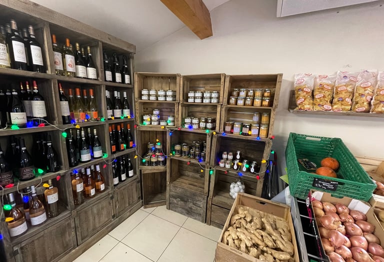 Rayon cave et épicerie fine chez Au Jardin des Sablettes à Beaulieu : large choix de bouteilles de v