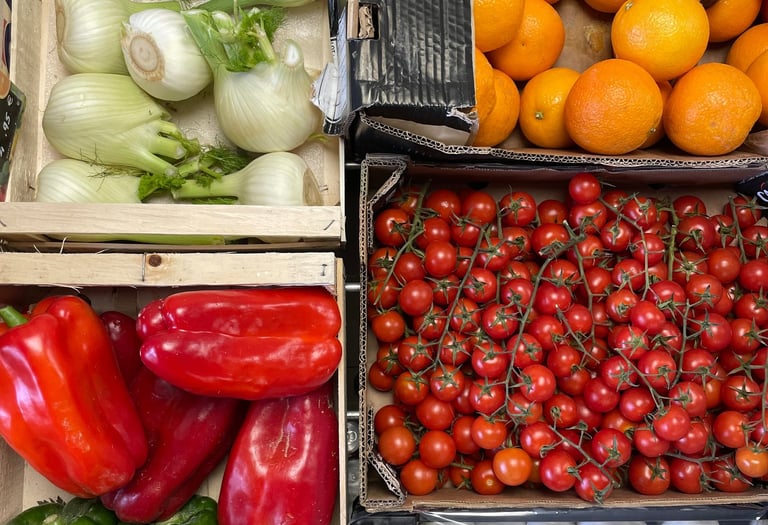 Étalage de fruits et légumes frais chez Au Jardin des Sablettes, votre primeur à Beaulieu : poivrons