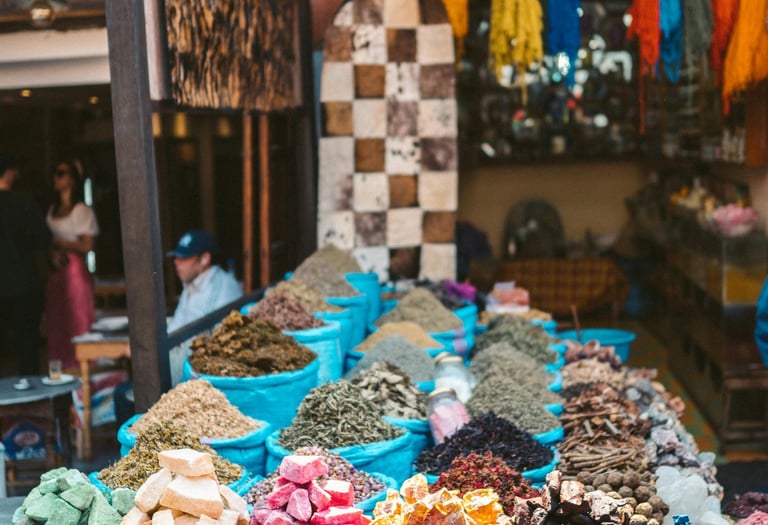 Inicio de tours desde Marrakech en la plaza Jemaa el-Fna con ambiente local