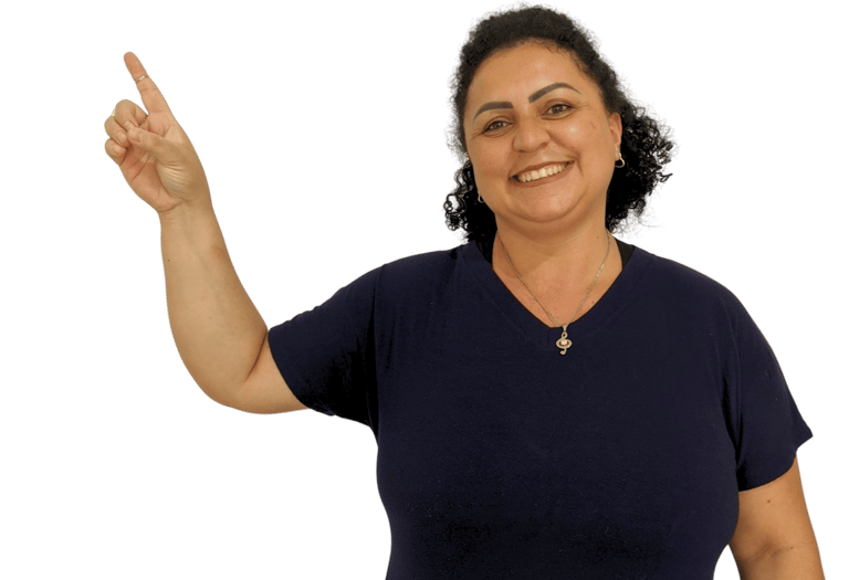 mulher de camisa preta apontando