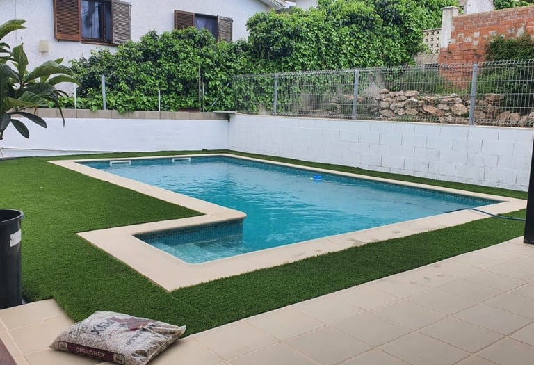 piscina de diseño y césped artificial