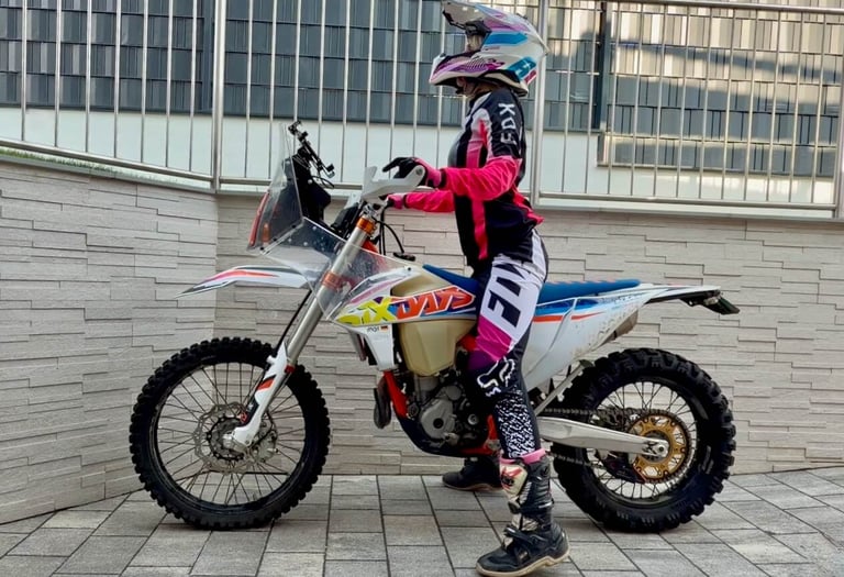 Yogalehrerin Anja auf dem Motorrad in der Cow Haltung zur Mobilisierung von Brustkorb und Wirbelsäule