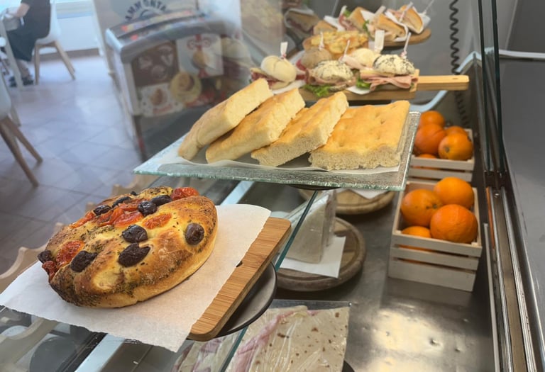 Prodotti serviti per aperitivo dal Bar Camillo Caffè a Santena