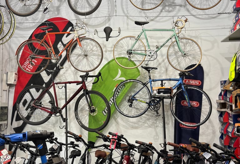 esposizione di bici in negozio pronte alla vendita
