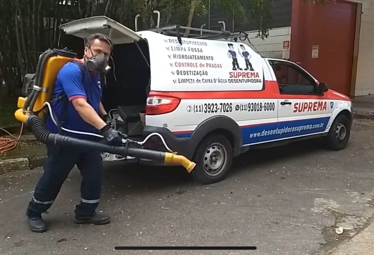 empresa com carro e um homem com um pulverizador