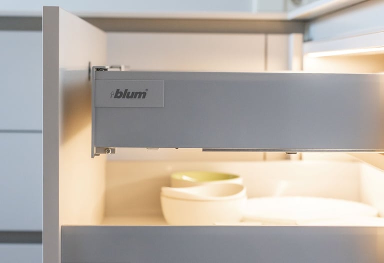 virtuvės baldai apšvietimas stalčiuose blum furnitūra