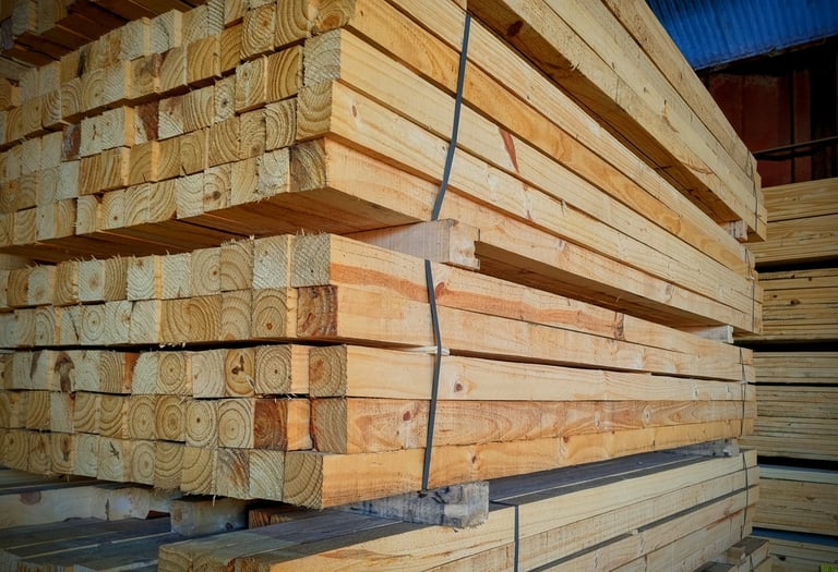 Paquetes apilados de tablones de madera de pino industrial para proyectos de construcción.