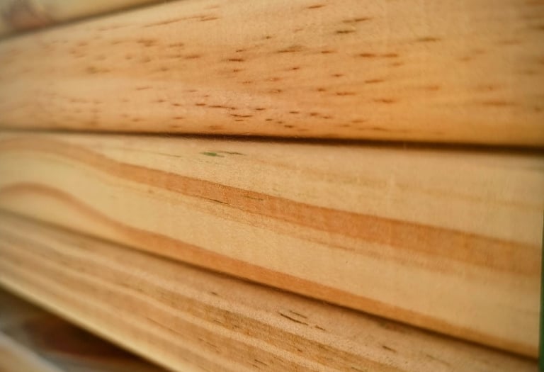 Primer plano de tablones de madera de pino apilados que muestran los detalles de la veta y l
