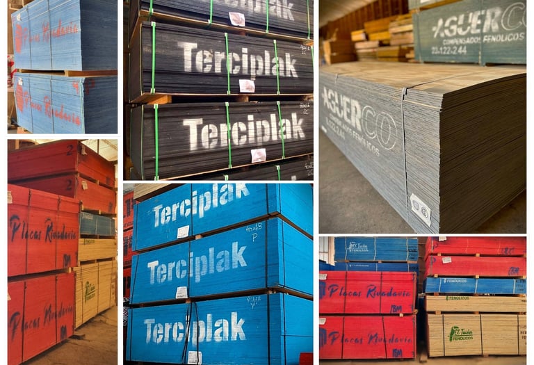 Pilas de tableros de madera contrachapada industrial y paneles fenólicos en un almacén de materiales