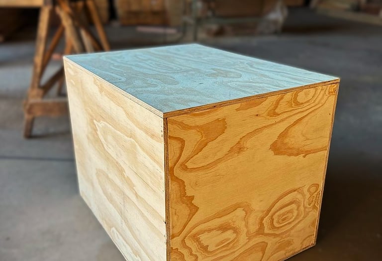 Caja de almacenamiento de madera hecha a mano con madera contrachapada ligera.