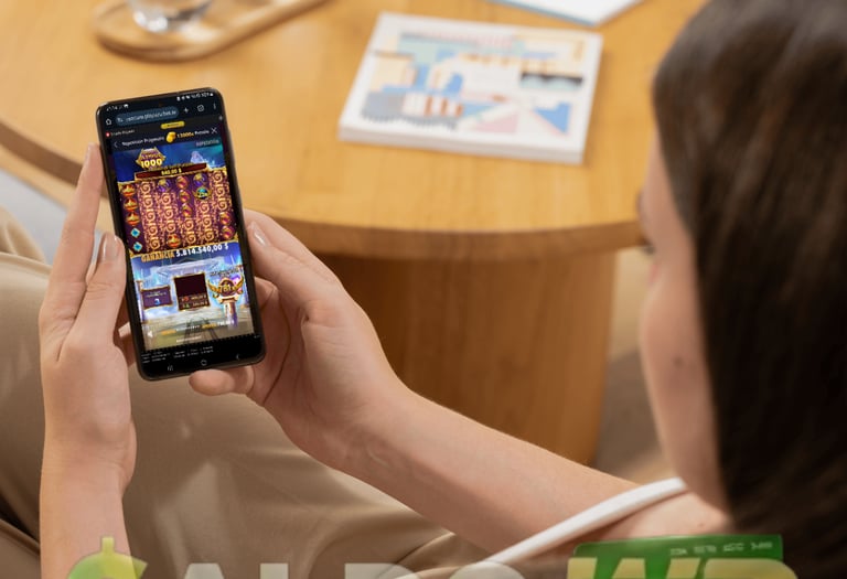 Seorang wanita sedang asyik bermain game slot online di ponselnya,
