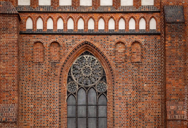 Część głównej fasady Katedry Poznańskiej 