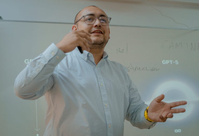 Bruno Villalobos en charla sobre Inteligencia Artificial