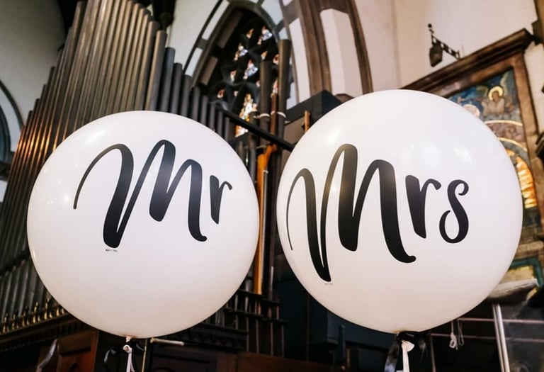 MR & MRS balloons