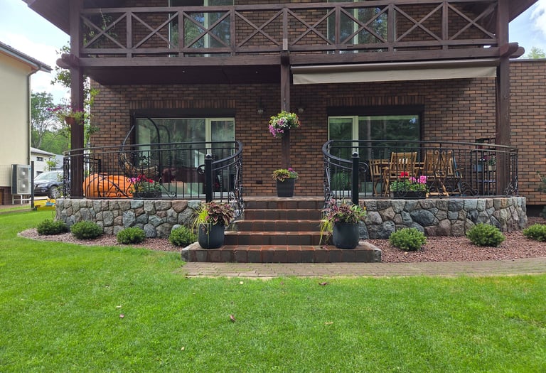 skaldyto akmens mūro darbas Vilniuje, cokolio apdaila, laipto apdaila. skaldytas akmuo.