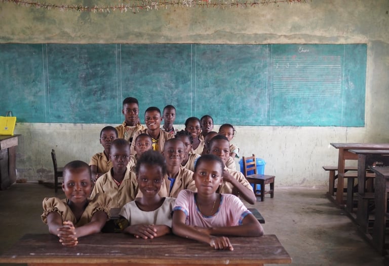 un groupe d'enfants assis à des bureaux dans une salle de classe