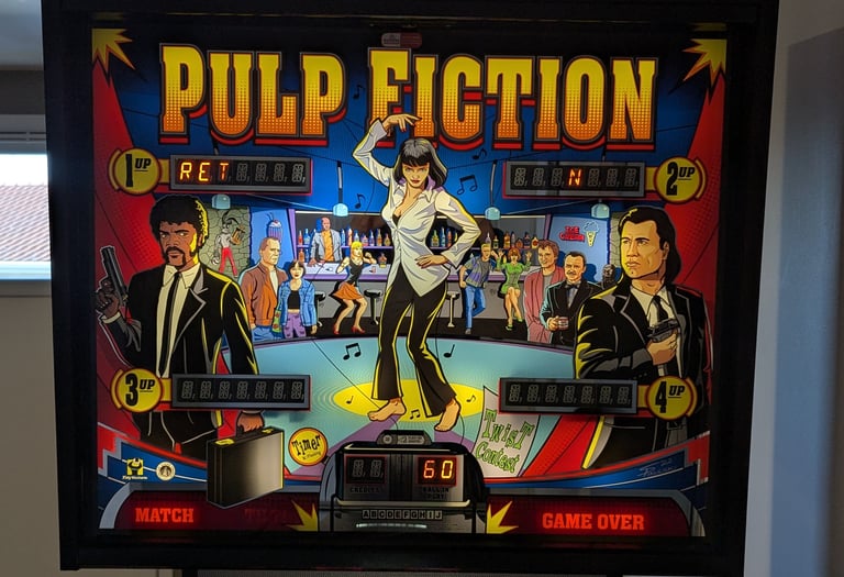 Fronton du Flipper Pulp Fiction de Chicago Gaming, disponible à la location et à l'exploitation