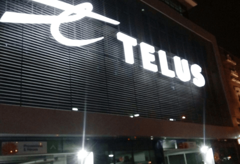 Letras Telus en acrílico lechoso 5mm con estructura. Led internos