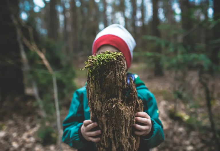 Enfant maternelle découverte nature dans les Aravis