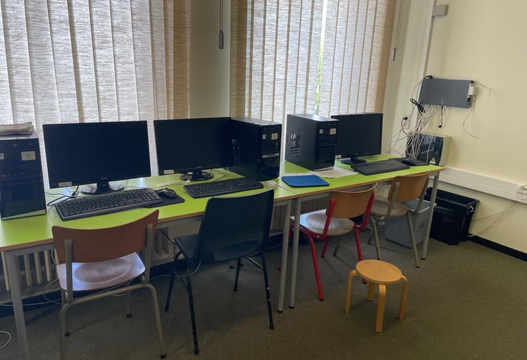 image représentant le local informatique et ses ordinateurs