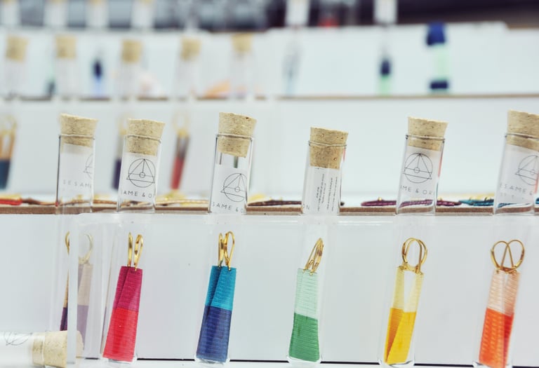 boucles d'oreilles en couleurs , rouge, bleu, vert, jaune, orange