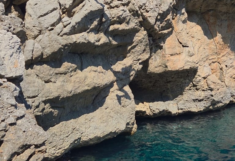 un enfant sautant dans la mer d'une hauteur de 4 metres