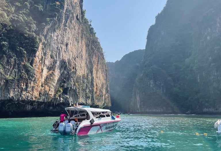 speedboat na wodzie w Tajlandii